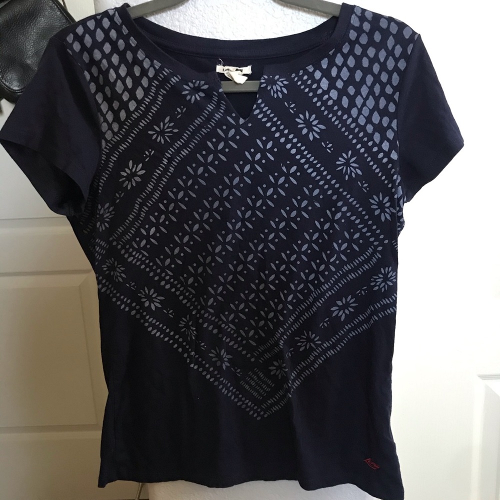 🔥2 for $10 Navy blue Levi pattered top w/ v-neck